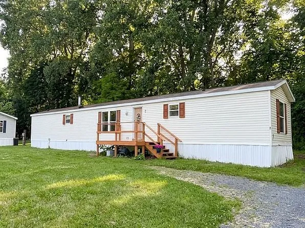 2 Charlene Dr, Plattsburgh, NY 12901