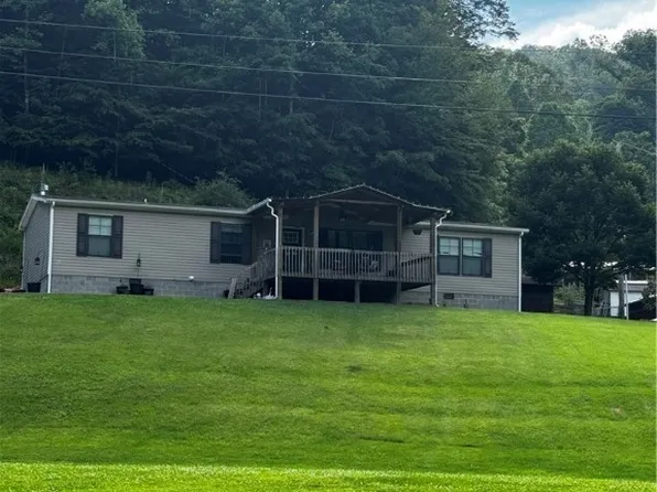 92 Main Smokehouse Rd, Chapmanville, WV 25508