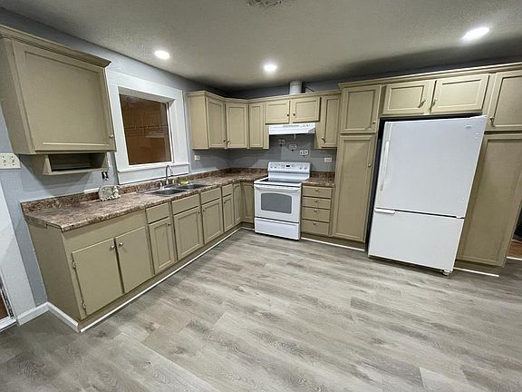 3rd image of 1050 Desoto St