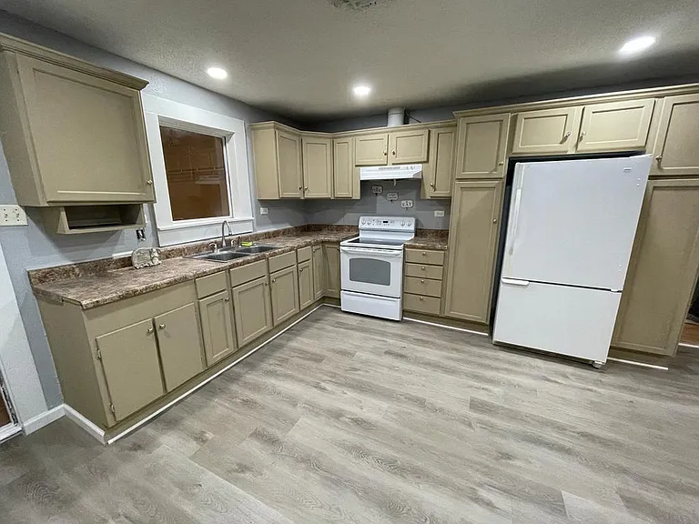 1050 Desoto St — Photo 3