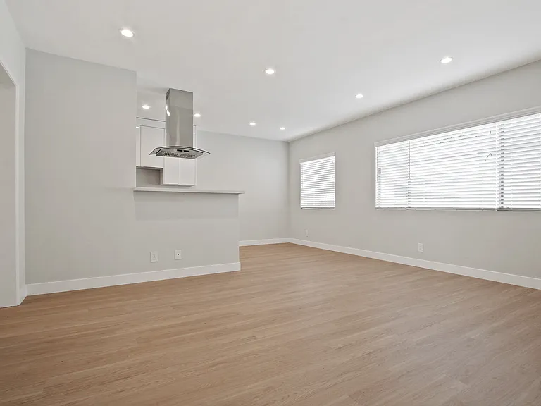 1451 Franklin St in Santa Monica! Steps to SM Blvd and near the Water Garden. — Photo 11