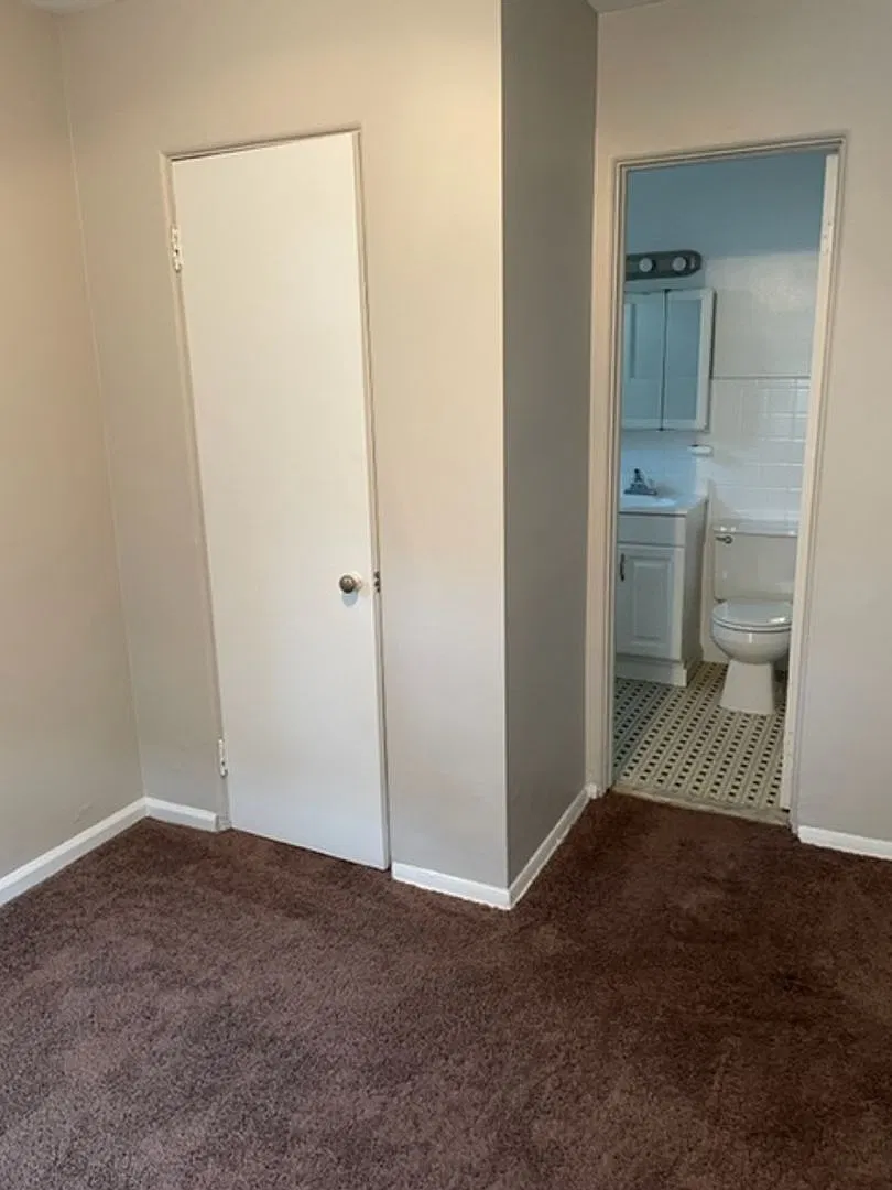 Cozy and Spacious 1 & 2-Bedroom Haven in a Serene Suburban Neighborhood — Photo 3