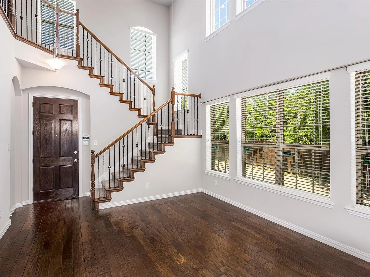 3 bed, 2.5 bath, 1947 sqft, $2,650 — Photo 3