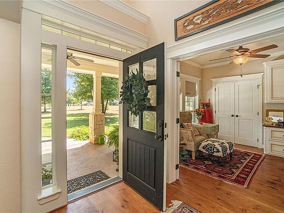 3rd image of 374 Sugartree Cir