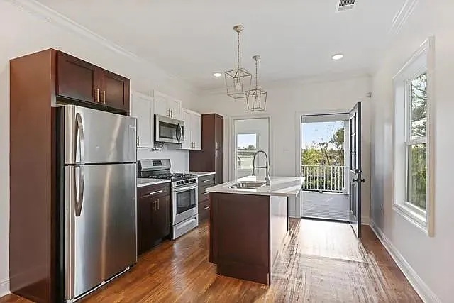 3 bed, 2.0 bath, 1200 sqft, $1,800 — Photo 3