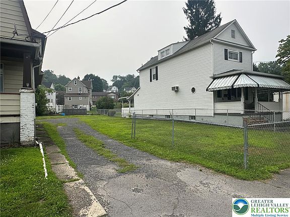 4th image of 60-62 Rose Ave
