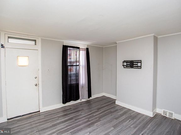 4th image of 4629 Worth St
