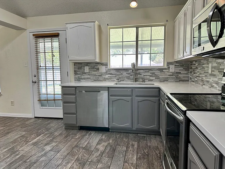 4144 Clary Dr — Photo 10
