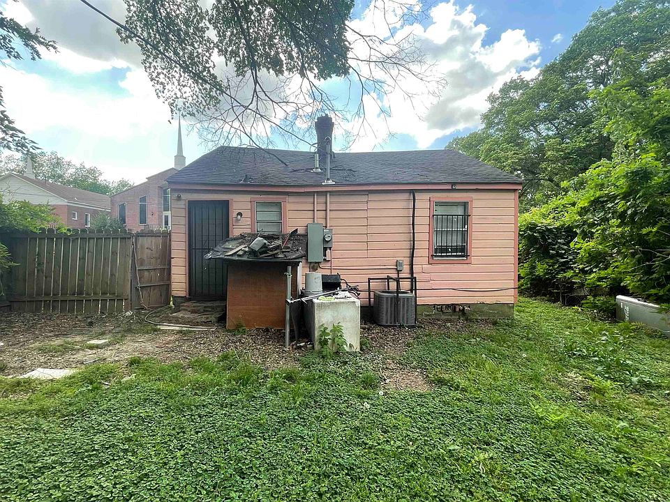 2nd image of 832 Maywood St