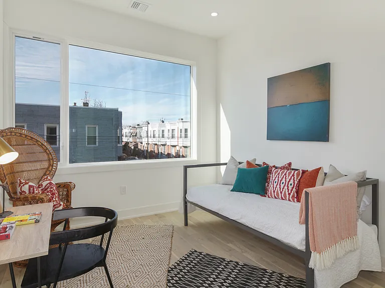 Stunning Apartment on Snyder Ave — Photo 16