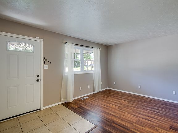 3rd image of 821 Vickie Dr