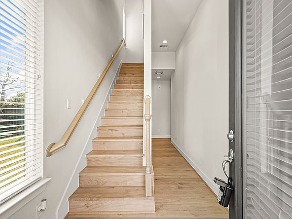 3rd image of 152 Knightsbridge Park Ln