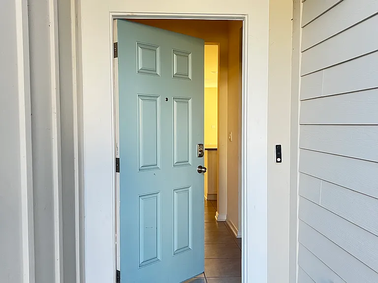 98 Pomona Way — Photo 2