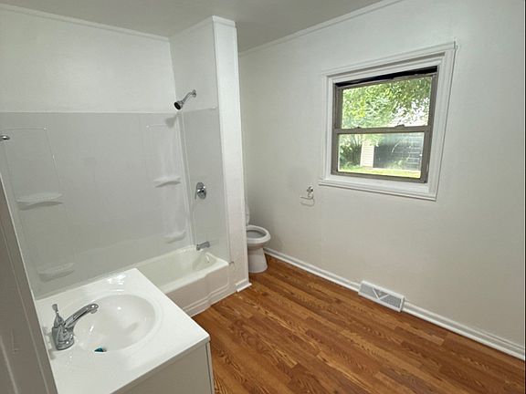 3rd image of 1249 Evergreen Rd
