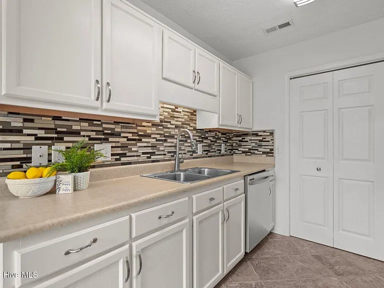 2511 Bradfield Ct — Photo 7