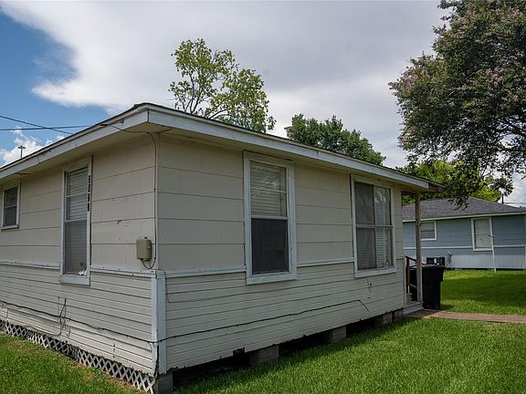 4th image of 3923 Caplin St