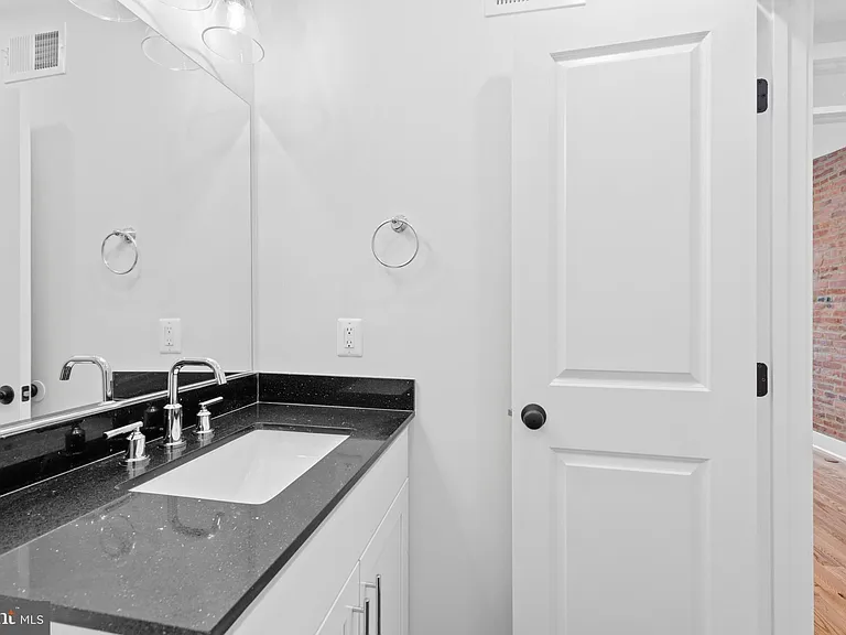 1434 Marshall St — Photo 33