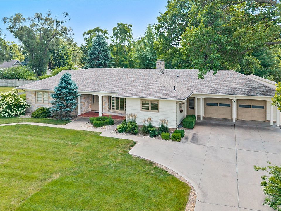 1st image of 1121 Monroe Dr