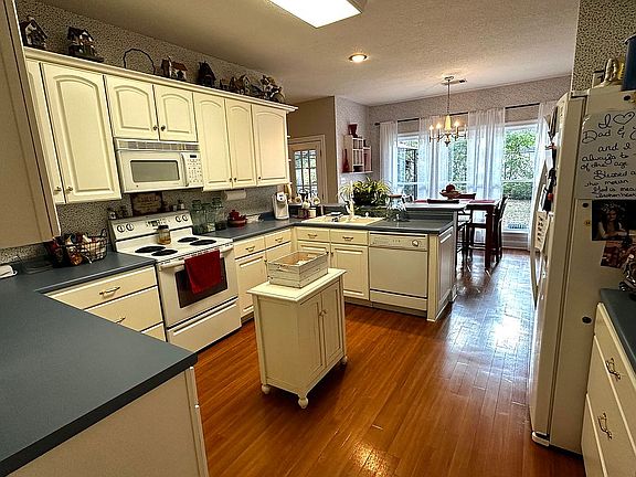 5th image of 111 Rollingwood Dr