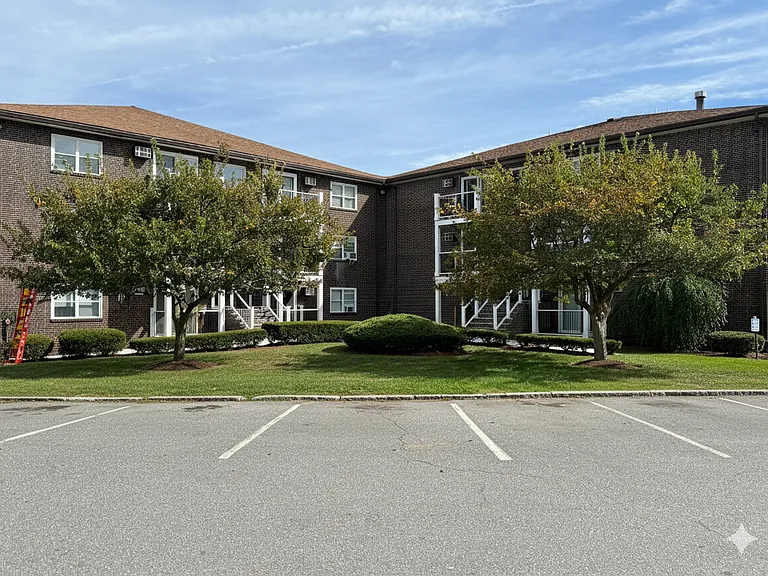 Pondsview Apartments — Photo 61