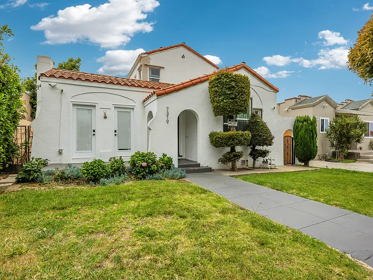 7319 S Hobart Blvd — Photo 15