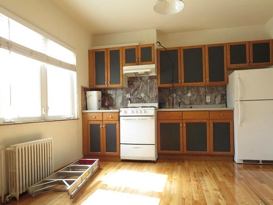 2nd image of 606 Leonard St #2L
