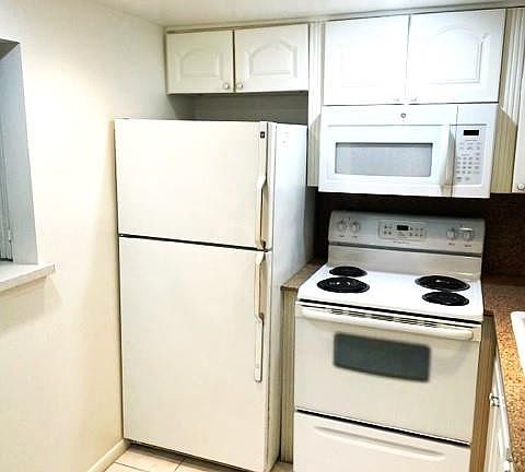 5th image of 218 Farnham J #218