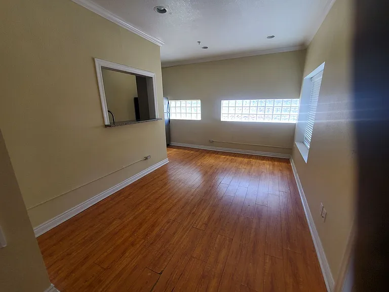 Historical 1 Bedroom Spacious Units! — Photo 6