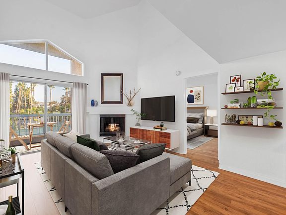 4th image of 5565 Canoga Ave APT 313