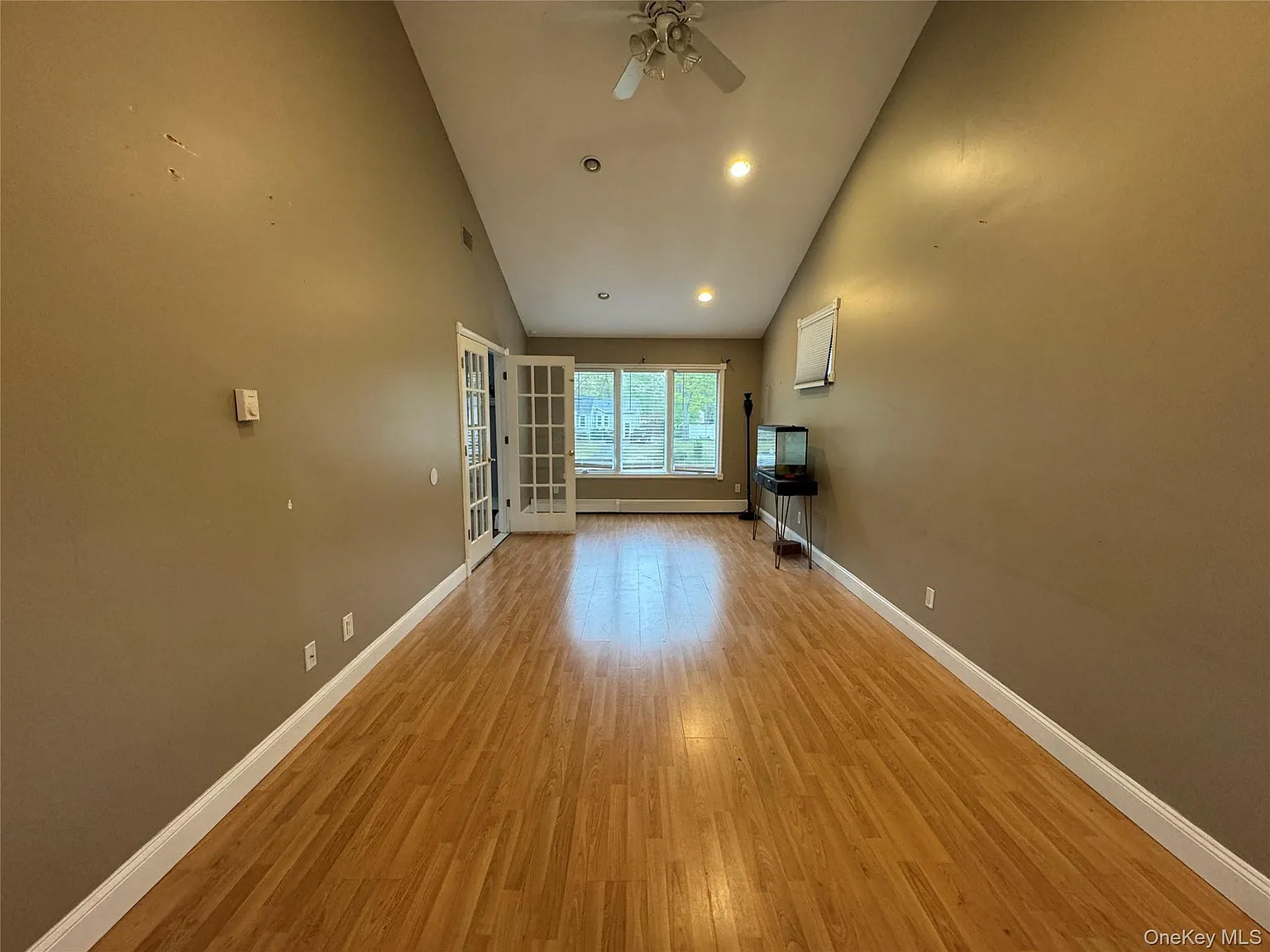 4 bed, 2.0 bath, 1976 sqft, $4,500 — Photo 2