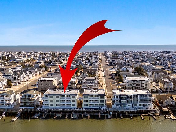 5th image of 1668 Ocean Dr APT B-1