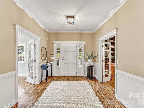 4th image of 100 Perry Pl