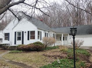 112 Laurel Rd, Chagrin Falls, OH 44022