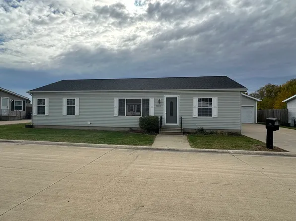 3008 Hyacinth Dr, Bloomington, IL 61705