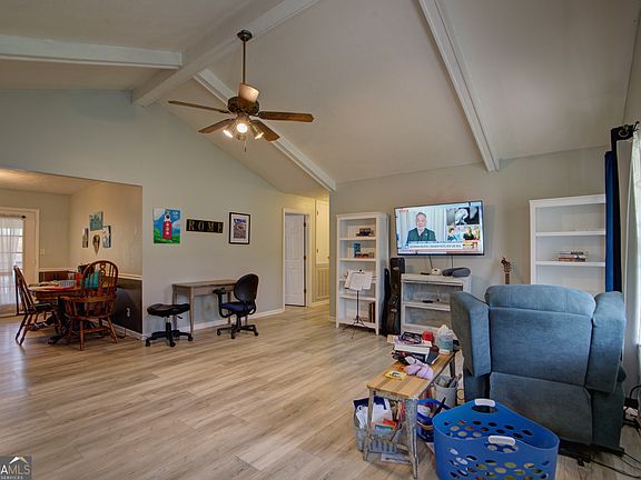 3rd image of 10 Eden Dr NW