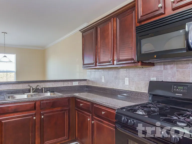 2435 Cornell Cir — Photo 6