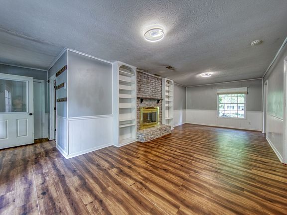 3rd image of 105 Newton Ln