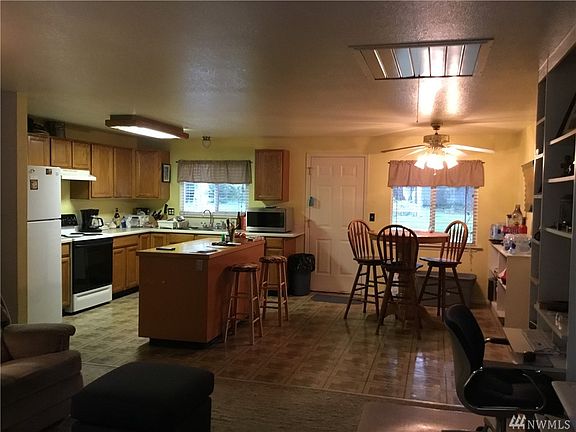3rd image of 1120 E Lakeshore Dr W