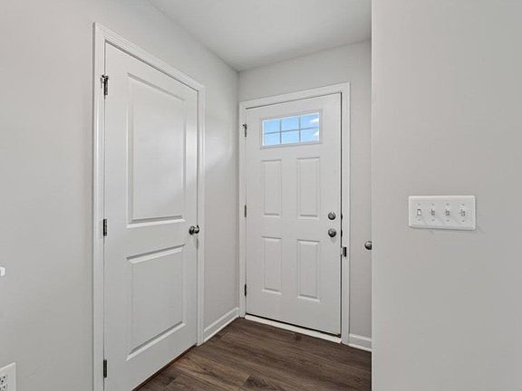 3rd image of 753 Carson Cir