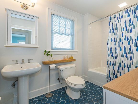 3rd image of 7 Oakwood Ave