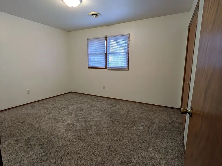 638 N Elmer St — Photo 3