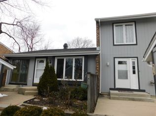 233 Applewood Ln, Bloomingdale, IL 60108