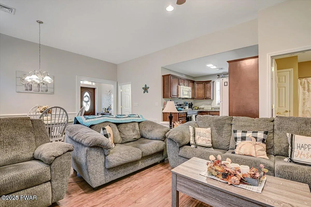 2 bed, 1.0 bath, 850 sqft, $1,600 — Photo 4