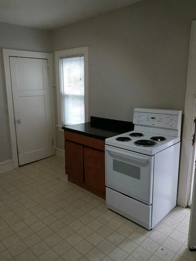 1 bed, 900 sqft, $1,050 — Photo 4