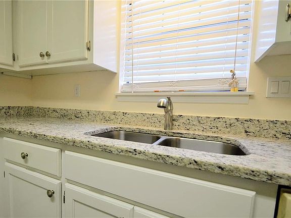 4th image of 6004 Pat Mell Pl SE