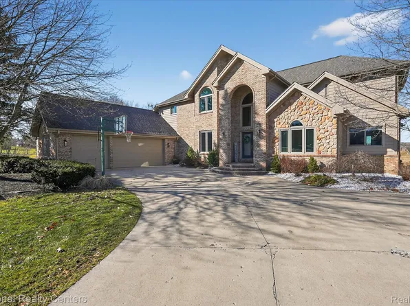 1280 Glen Ct, Highland, MI 48357