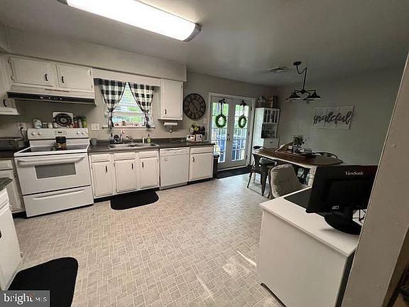 5th image of 1101 E Lakeshore Dr