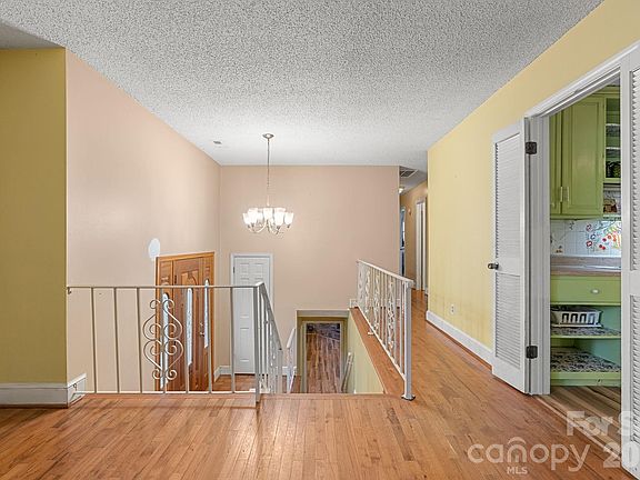 3rd image of 33 Fairfield Dr