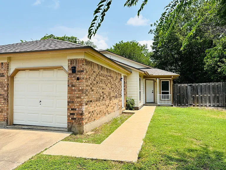 Welcome to 2008 Leeann Drive, Unit A