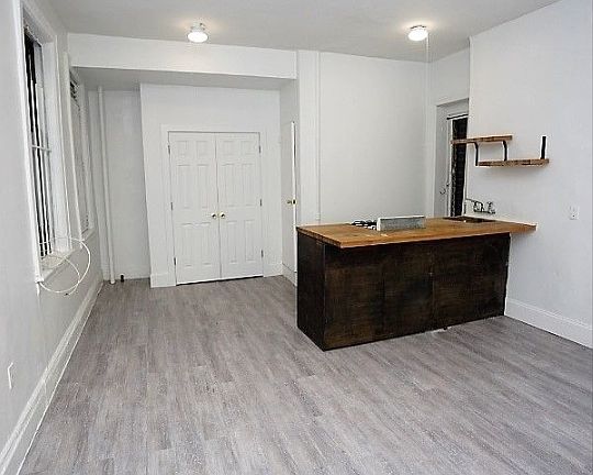 5th image of 238 E 6th St APT 2